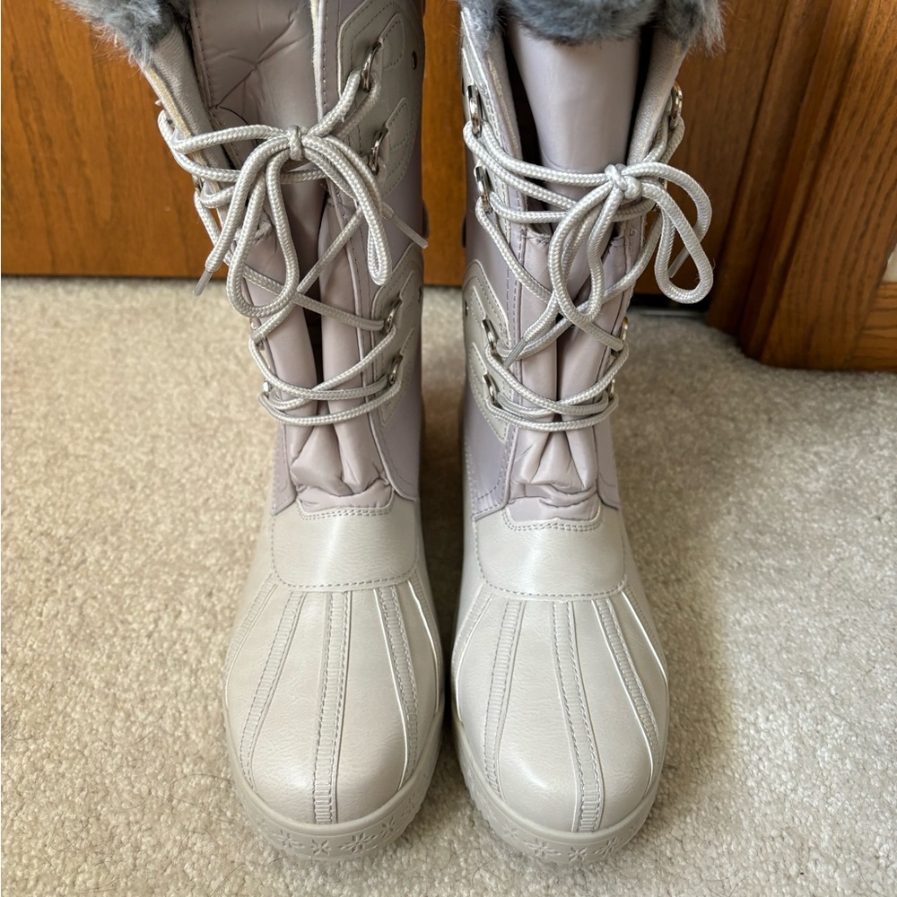 Women’s fashion boots with fur - size 8
